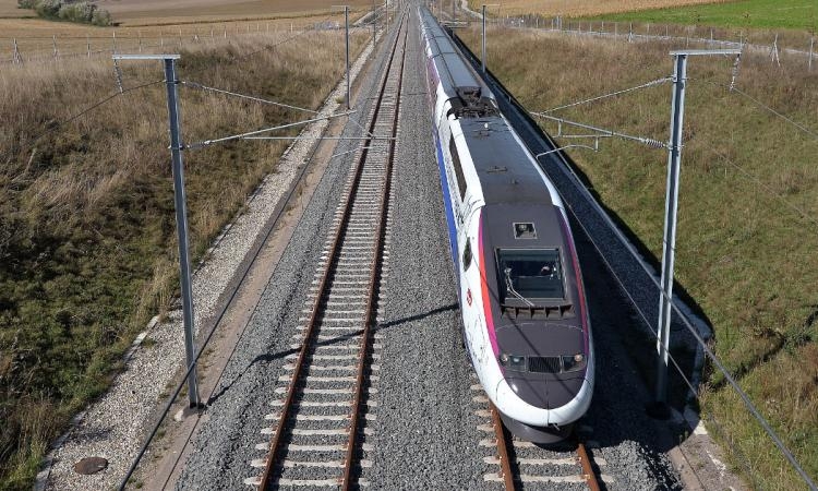 Il tue son pouse en lattachant sur les rails du TGV