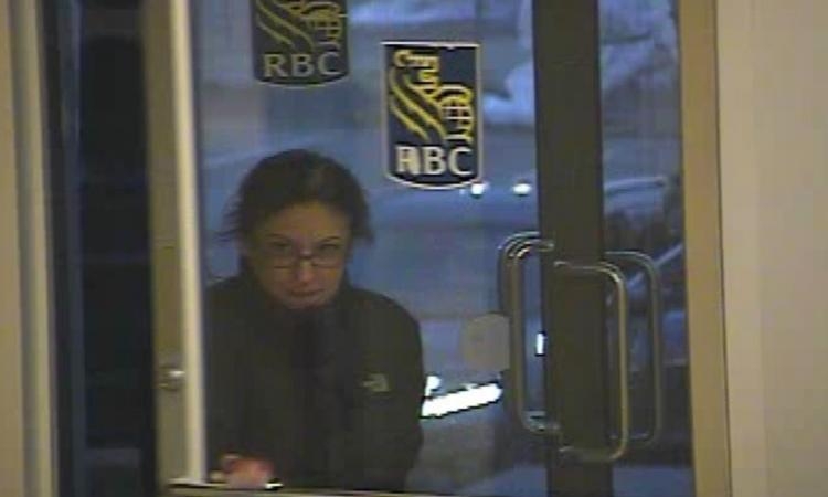 Une femme recherche pour fraude bancaire